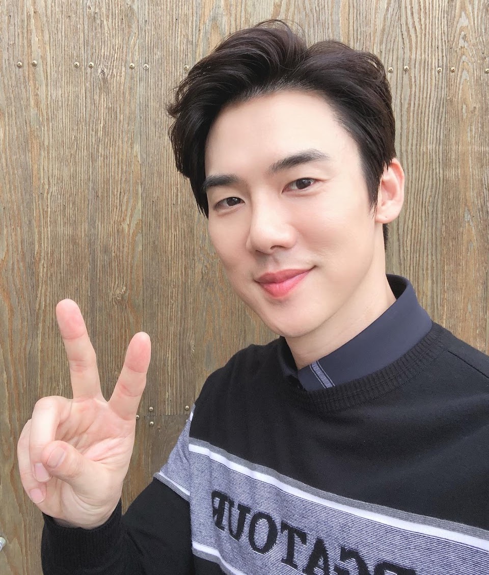 He looks like Yoo Yeon Seok